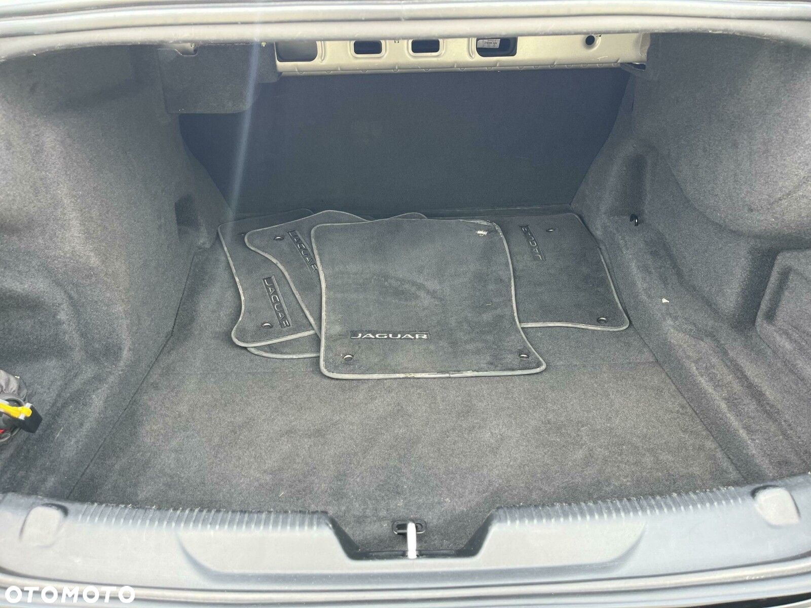Jaguar XE 2.0 T Portfolio - 17
