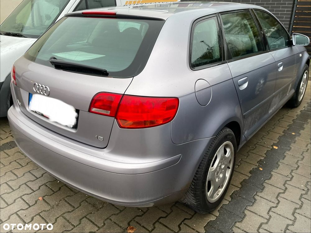 Audi A3 Sportback 1.6 FSI Attraction - 4