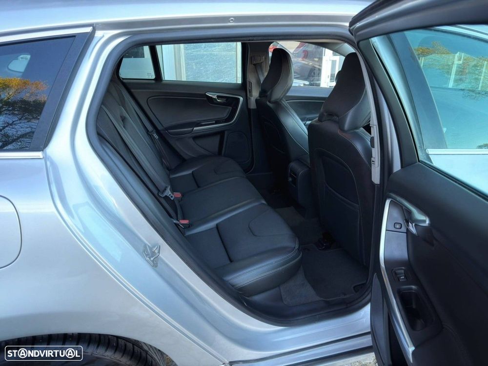Volvo V60 2.0 D2 Momentum Drive - 17
