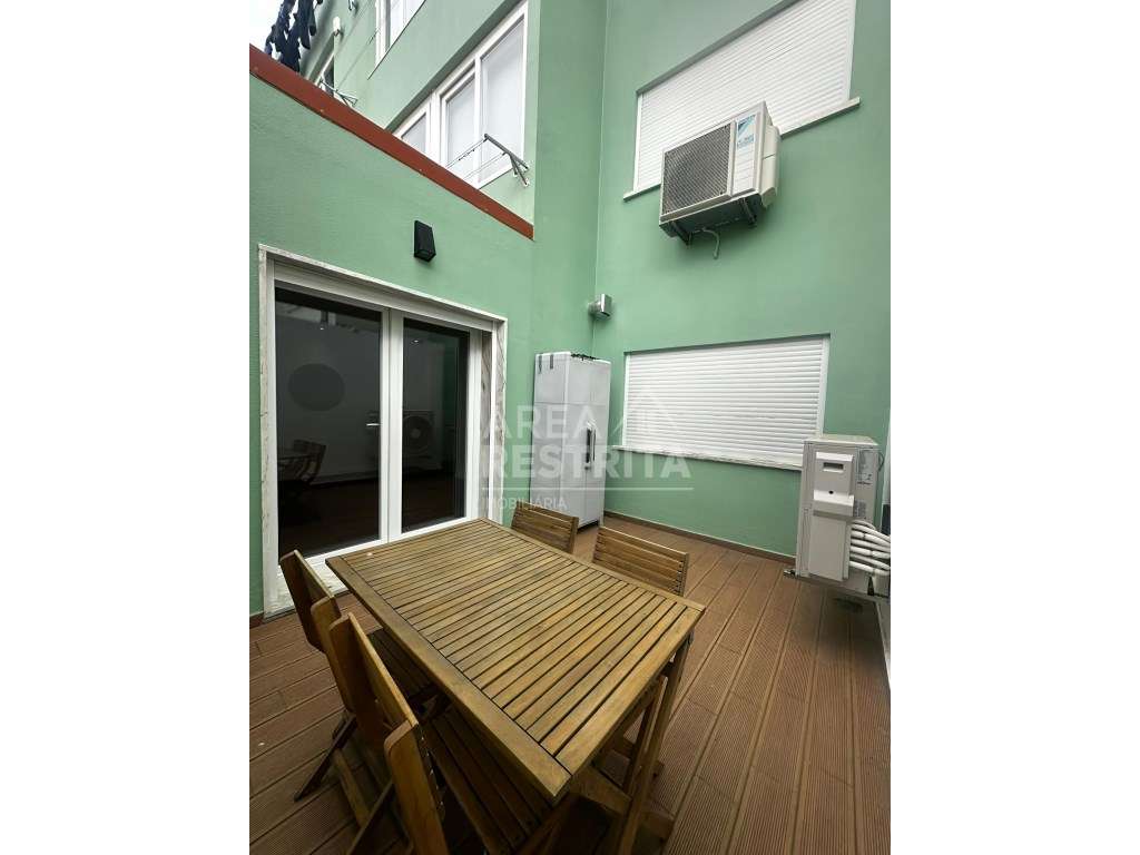 APARTAMENTO T3 transformado em T2 , com logradouro , Almada - Grande imagem: 2/10