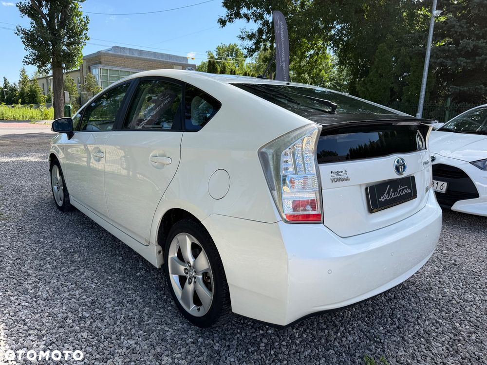 Toyota Prius (Hybrid) - 4