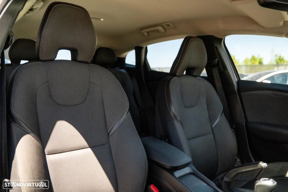Volvo V40 Cross Country 2.0 D3 Momentum - 22