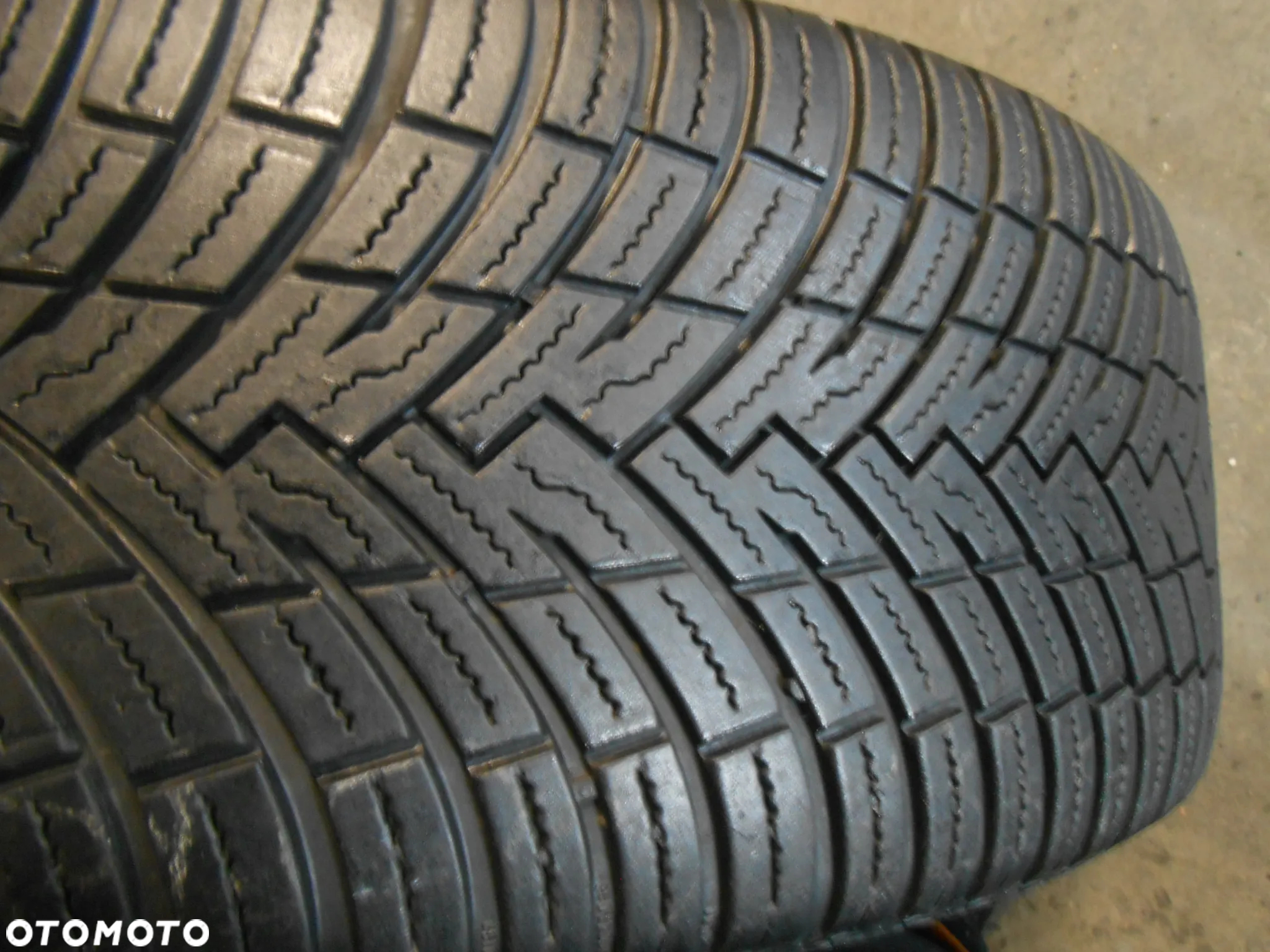 OPONY  235/45R20 PIRELLI ALL SEASON SF2 VOL DOT 2923 /  4921 7MM - 3