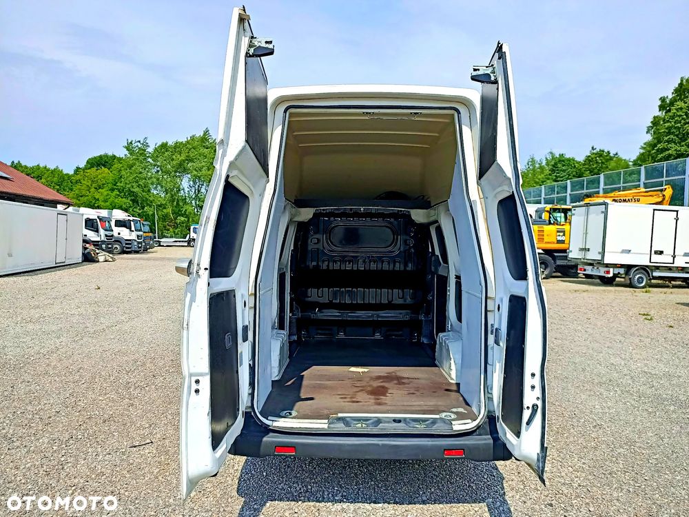 Nissan ENV 200 Maxi - 10