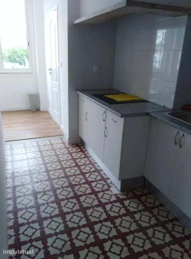 Excelente Apartamento de 4 assoalhadas sito nas Avenidas Novas - Grande imagem: 3/13