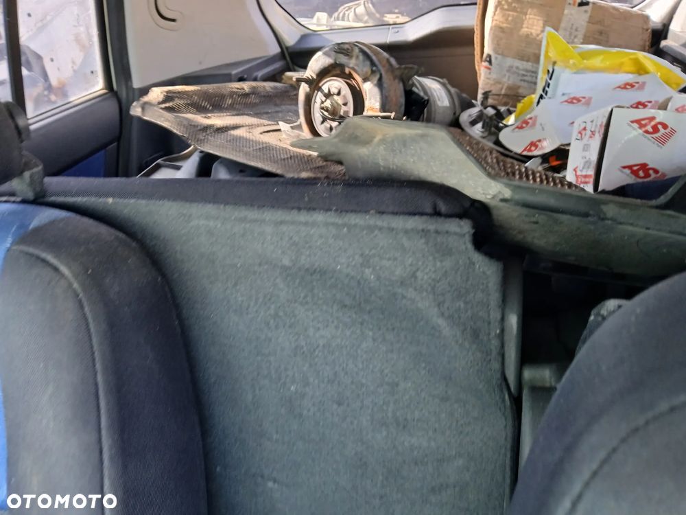 hyundai getz 5S fotel fotele kanapa deska kokpit podsufitka boczek boczki klamka podłokietnik licznik - 7