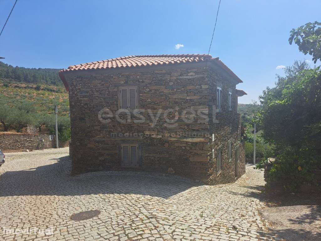 Moradia para recuperar na aldeia de Urros, Torre de Moncorvo. - Grande imagem: 5/18