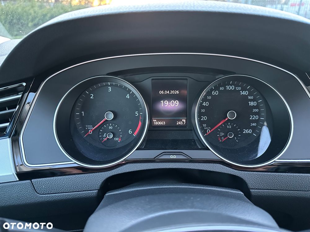 Volkswagen Passat 2.0 TDI SCR Comfortline - 11