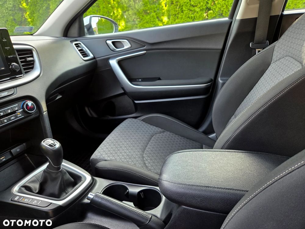 Kia Ceed 1.6 CRDi mHEV M - 32