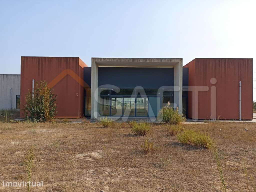 Salão de festas inacabado, com terreno de 25300m2 - Grande imagem: 4/13