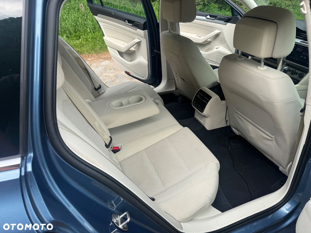 Volkswagen Passat - 12