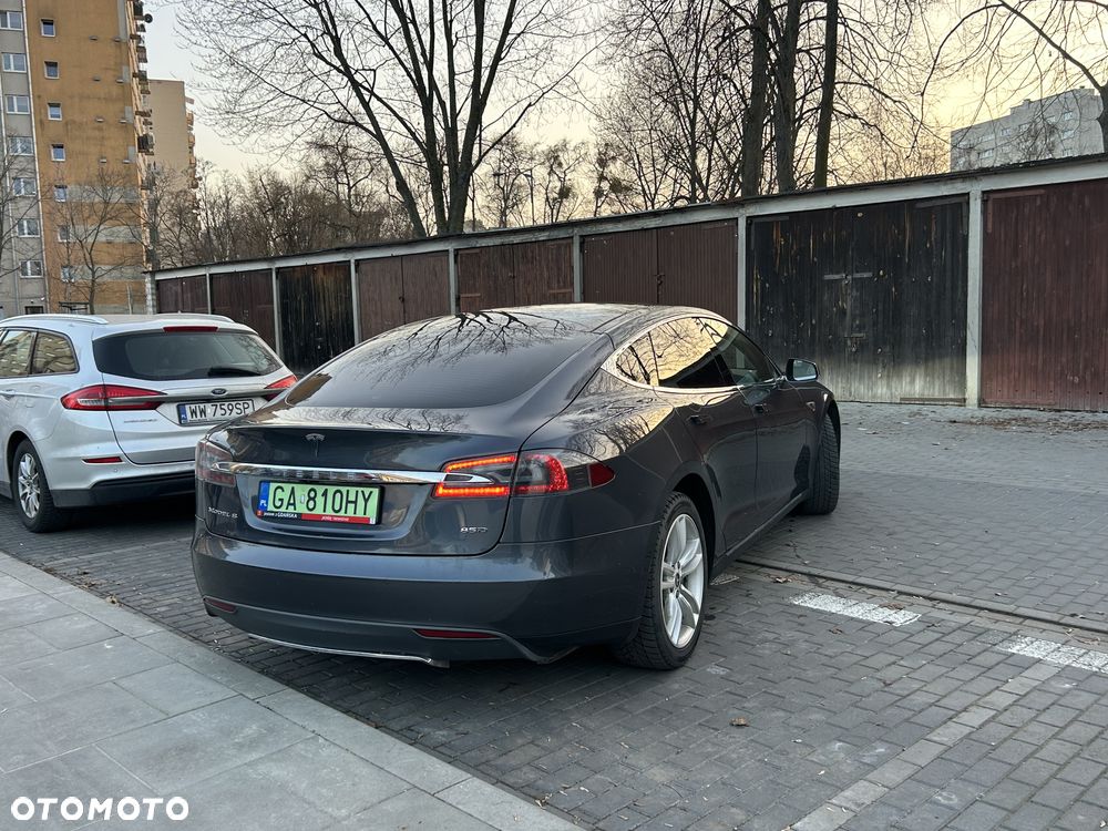 Tesla Model S 85 D - 10