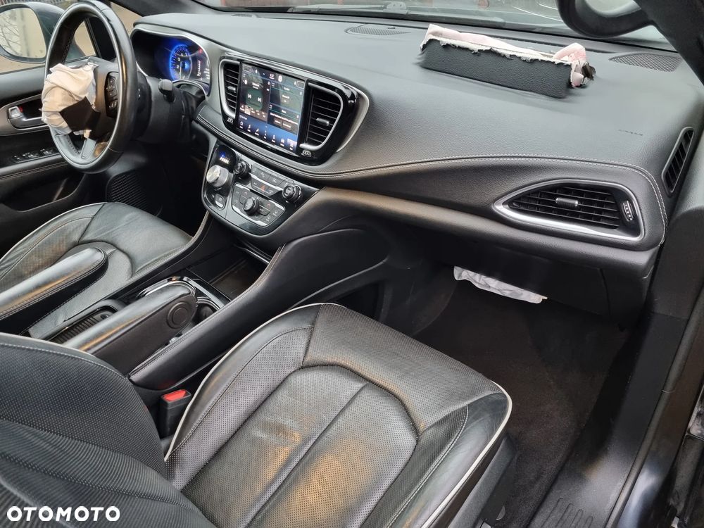 Chrysler Pacifica - 32