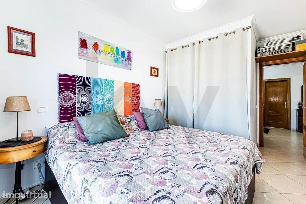 Apartamento T3 com amplo terraço e vista mar a 900 metros da praia, em - Grande imagem: 3/27