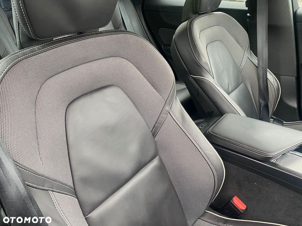 Volvo XC 60 B4 D AWD Plus Dark - 24