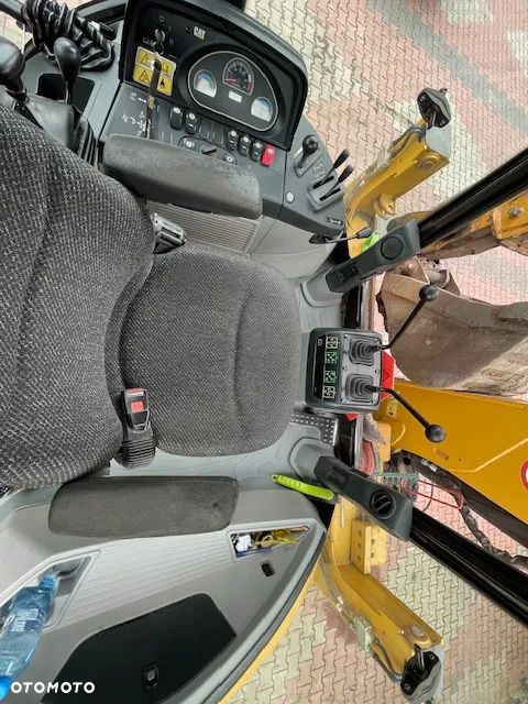 Caterpillar 428F - 8