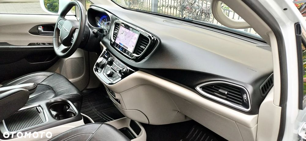 Chrysler Pacifica - 16