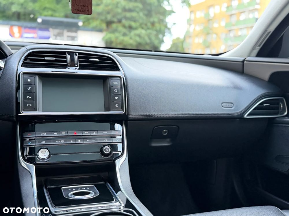 Jaguar XE 2.0 D Portfolio - 31
