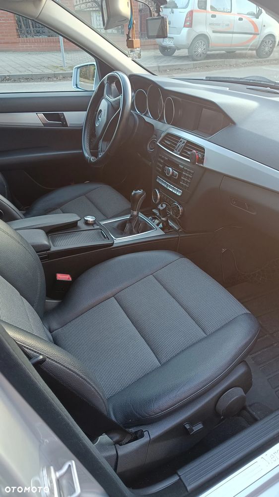 Mercedes-Benz Klasa C 180 CGI BlueEFFICIENCY Avantgarde - 18