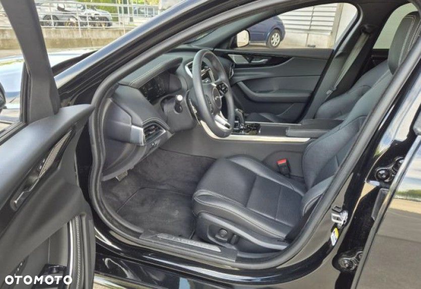 Jaguar XE 2.0 D180 R-Dynamic HSE - 8