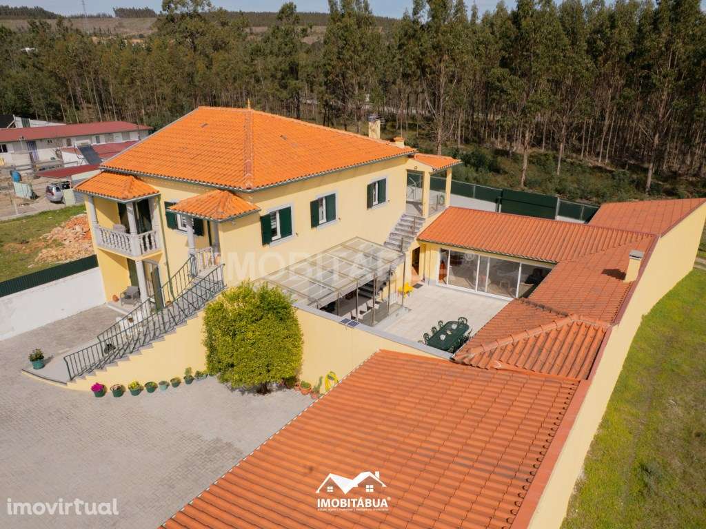 Casa privada com 4 quartos, piscina, pátios e acomodações versáteis. - Grande imagem: 2/41