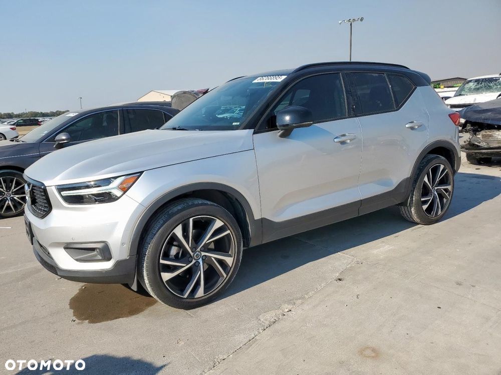 Volvo XC 40 T5 AWD Momentum - 1