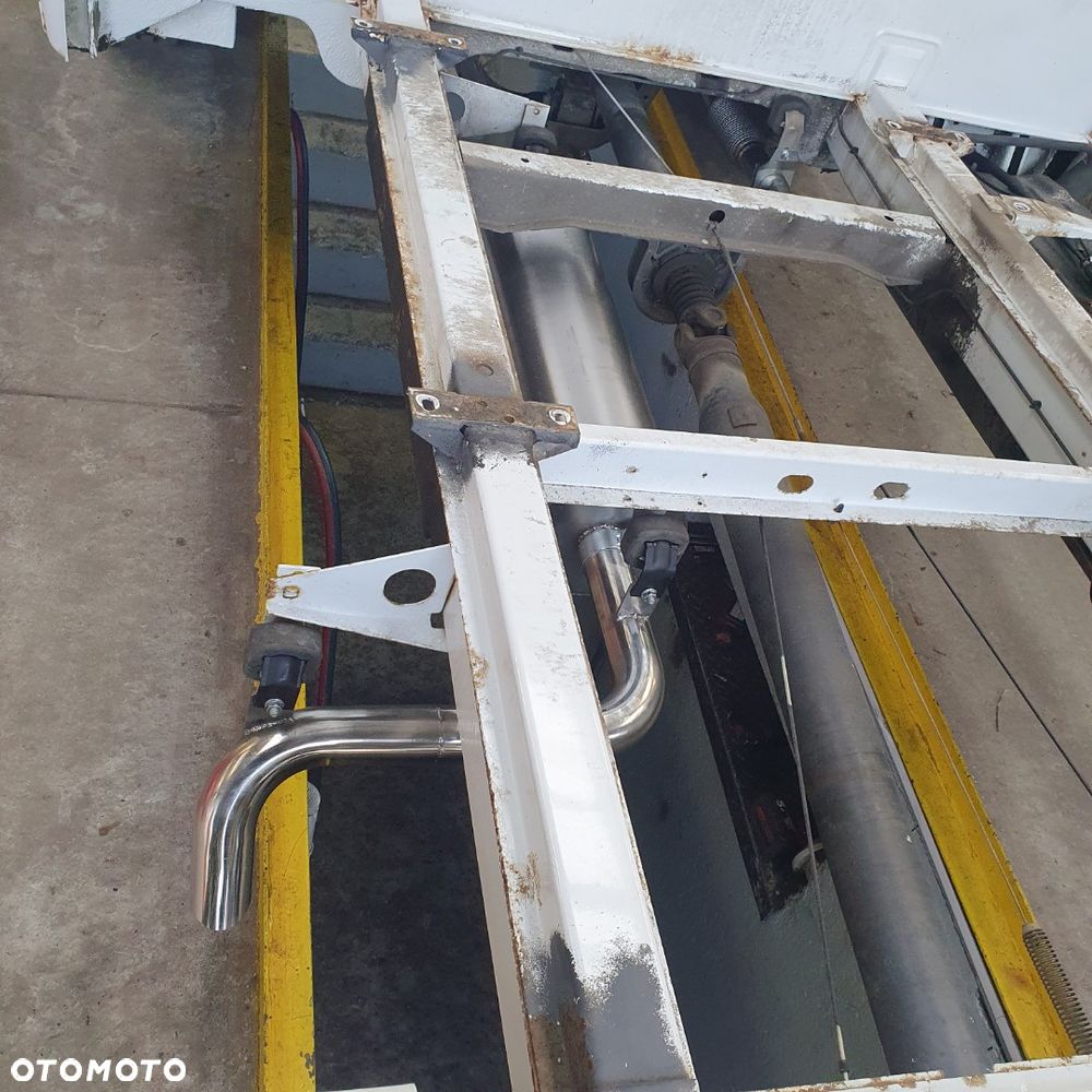 Mercedes-Benz 310D - 14