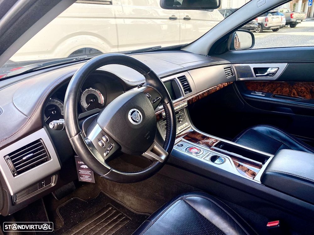 Jaguar XF 2.7 D V6 Premium Luxury - 13