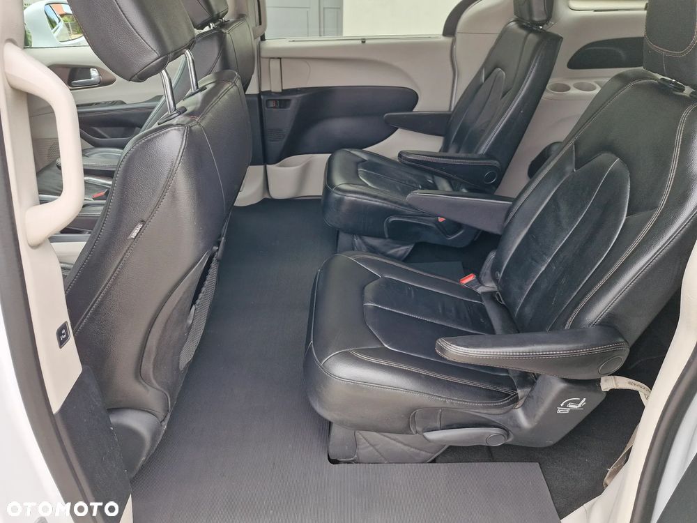 Chrysler Pacifica - 8