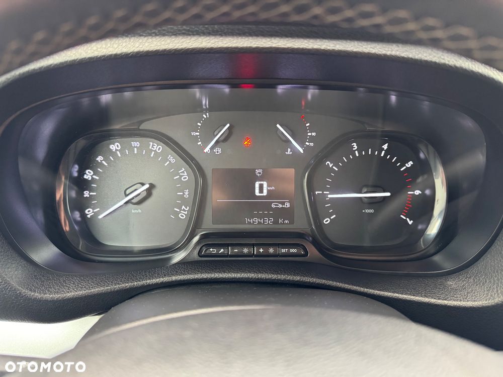 Peugeot Expert Jumpy Scudo Proace Brygadówka 6 osób - 26