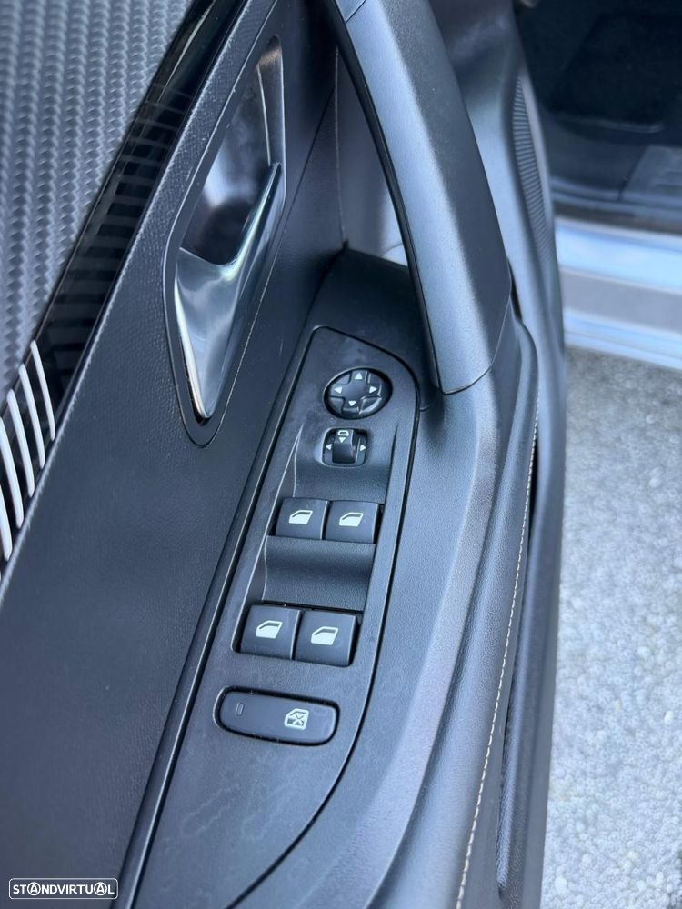 Peugeot 2008 1.2 PureTech Allure - 17