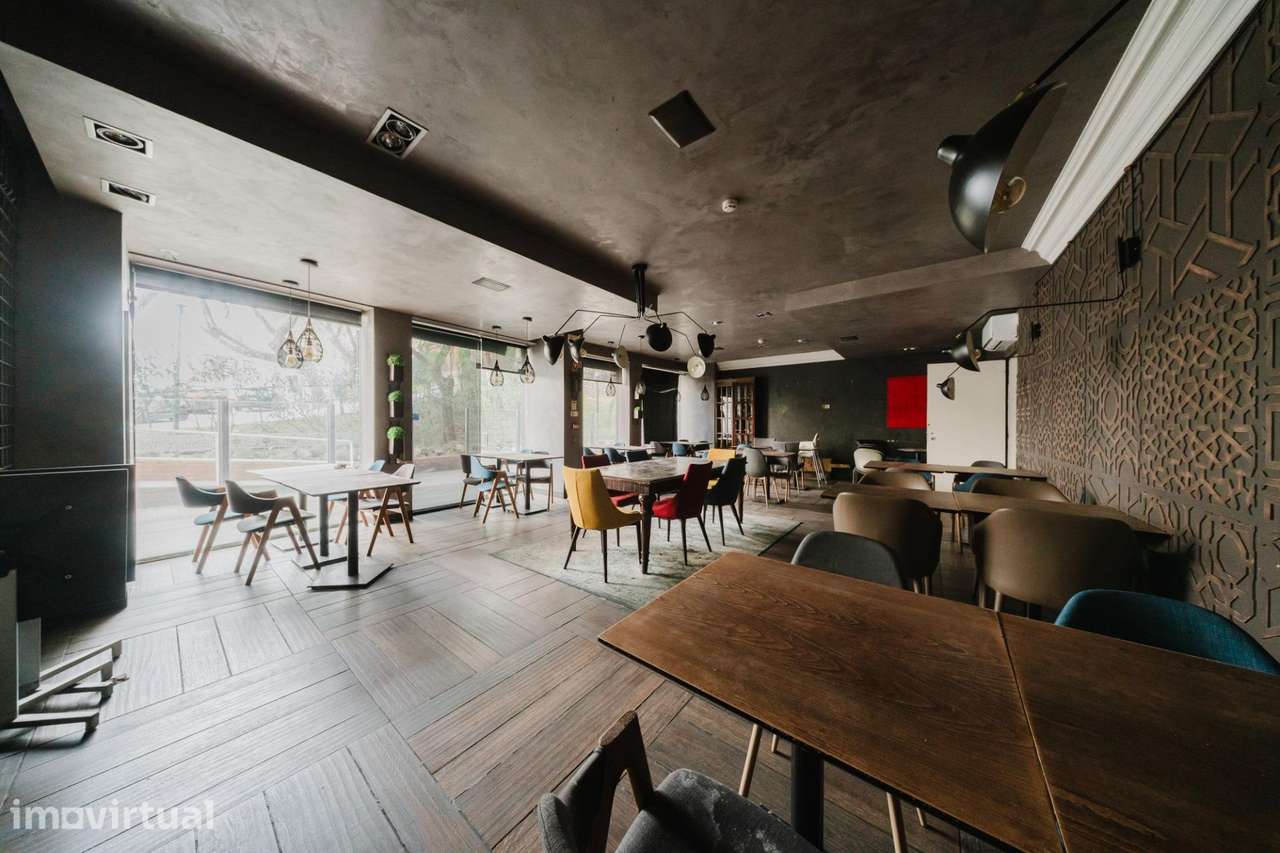 Espaço Comercial com Esplanada & Cozinha Equipada | 170m2 | Lumiar - Grande imagem: 2/25