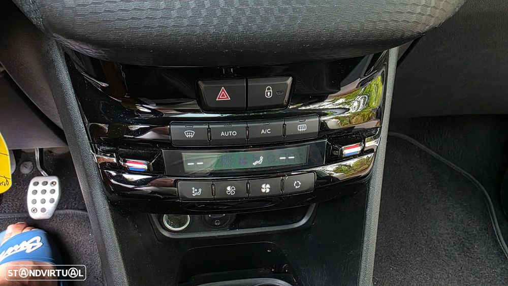 Peugeot 208 1.6 BlueHDi GT Line - 26