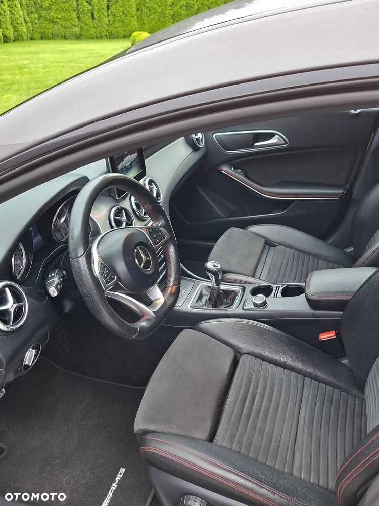 Mercedes-Benz CLA 200 Orange Art Edition - 12