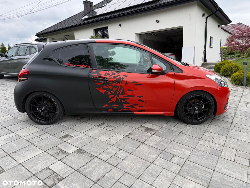 Peugeot 208 - 8