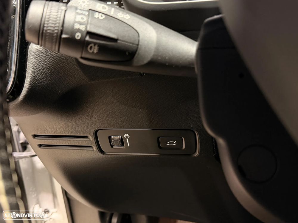 Volvo XC 40 2.0 D4 R-Design AWD - 34