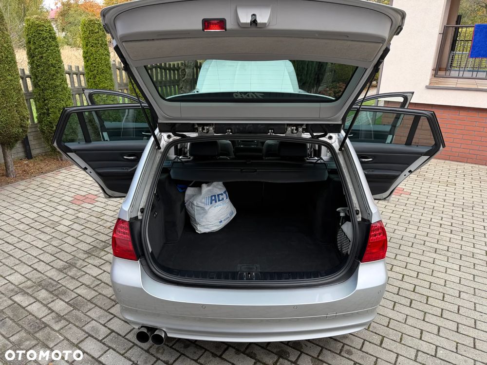 BMW Seria 3 320d DPF Touring - 12