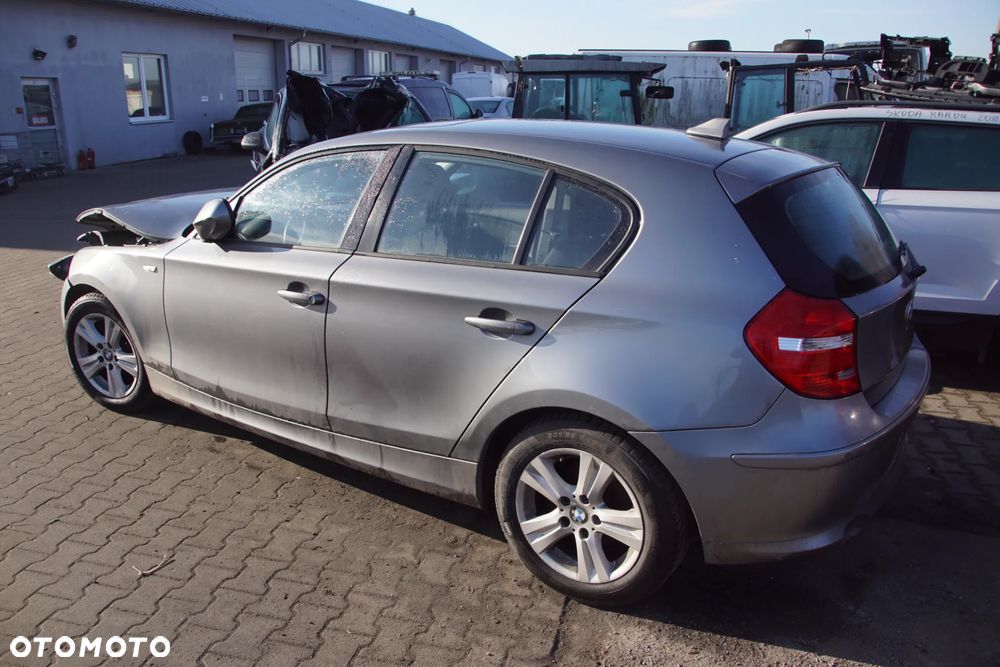 Auto na części - BMW E87 116D Lift 2.0 D 116 KM N47D20 GS6-17DG A52 2010R Silnik Skrzynia Drzwi Błotnik Zderzak Klapa Lampa Klamka Szyba Lusterko Deska Kokpit Sterownik Moduł Czujnik Licznik Panel Kierownica - 5