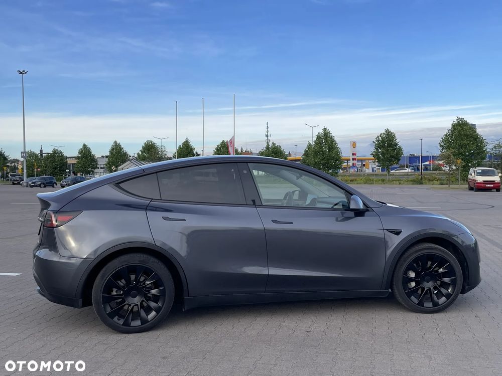 Tesla Model Y Long Range AWD - 4