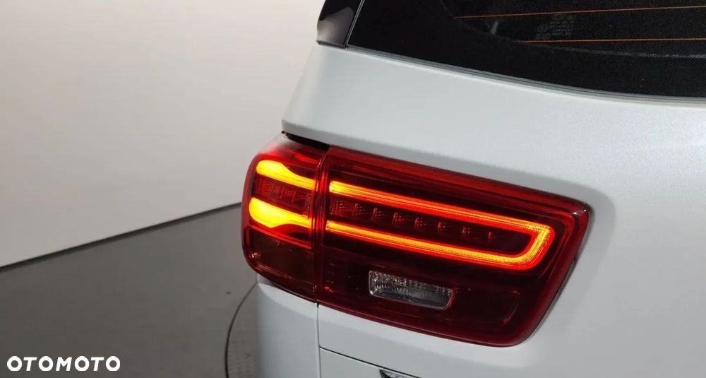 Kia Carnival - 12
