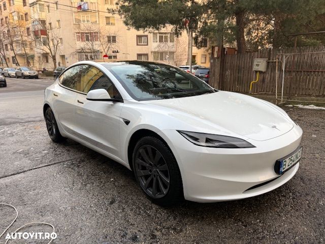 Tesla Model 3 - 4