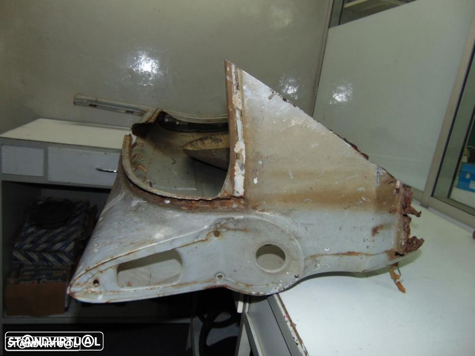 Ford Anglia Fascinante (105E) porta do condutor - 15