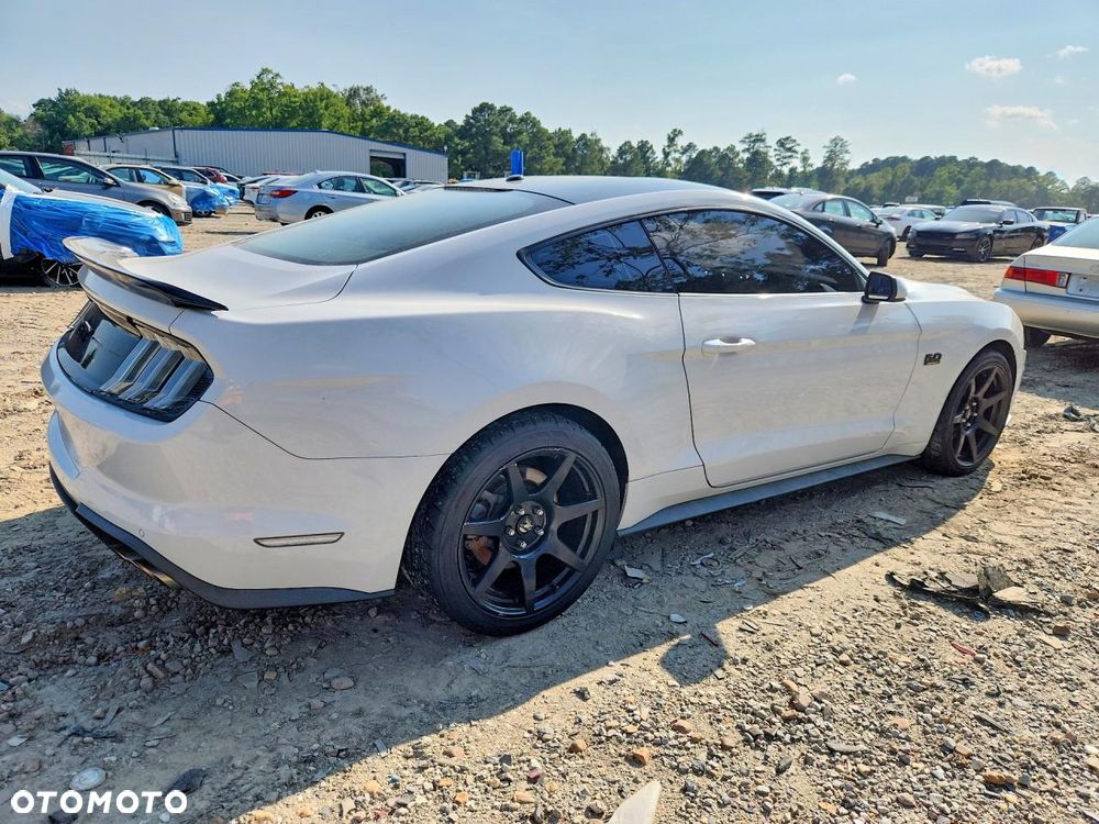 Ford Mustang - 4
