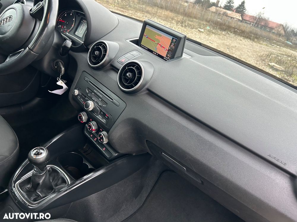 Audi A1 1.6 TDI ack Attraction - 9