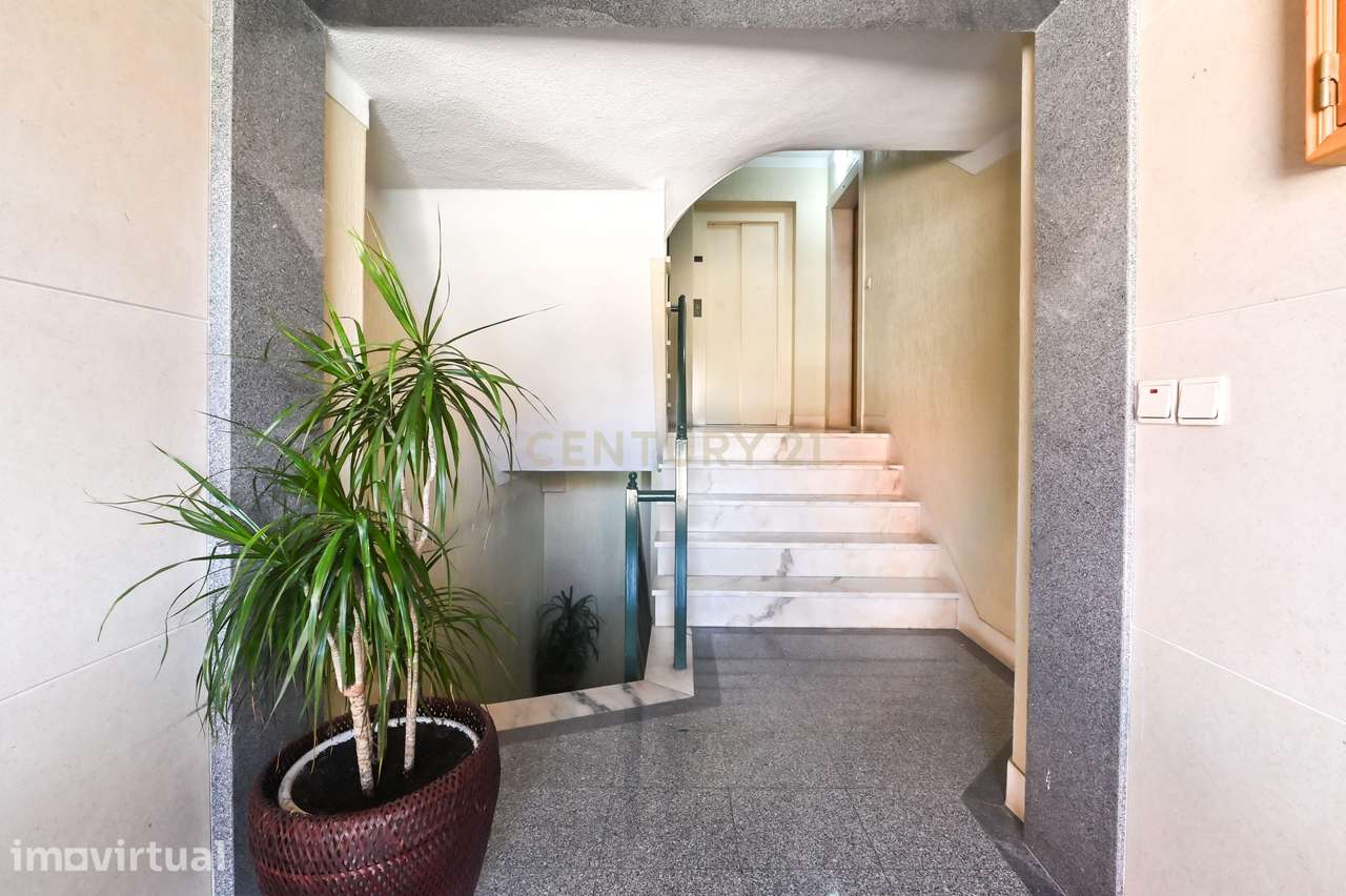 Apartamento T2 com garagem à venda no Arneiro freguesia de Carcavelos - Grande imagem: 2/23