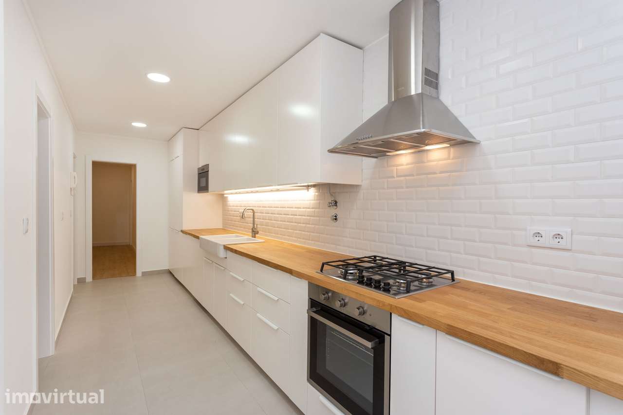 Arrendamento de apartamento T4 na Avenida Pereira Gomes Benfica - Grande imagem: 2/22