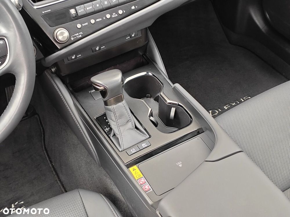 Lexus ES 300h Business Edition - 21