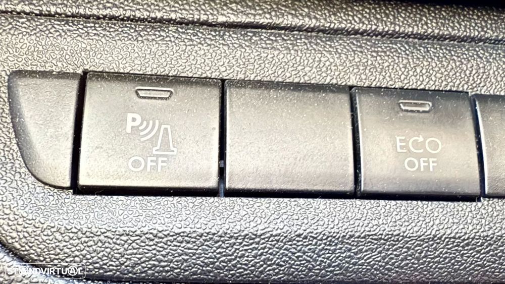 Peugeot 2008 1.2 PureTech Allure EAT6 - 47