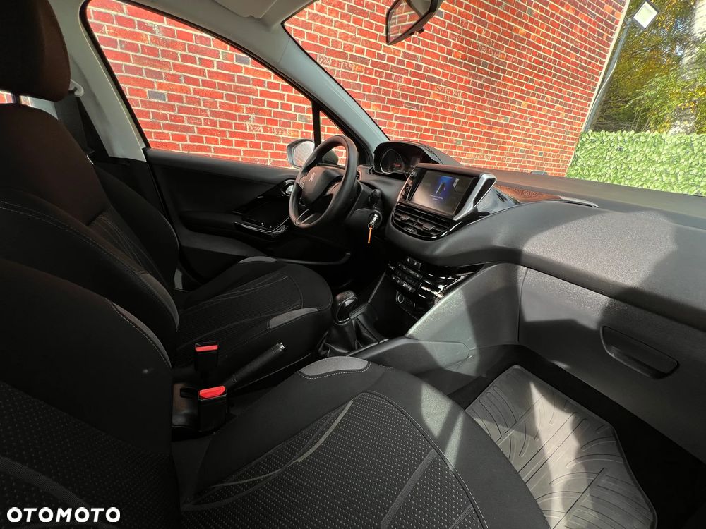 Peugeot 208 - 10