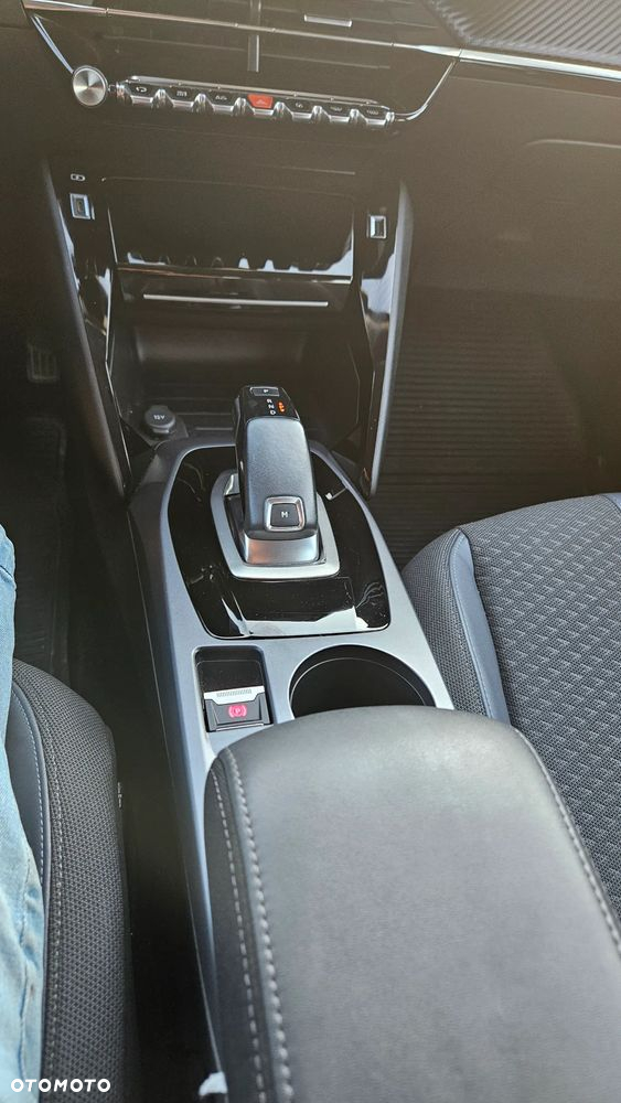 Peugeot 2008 1.2 PureTech Allure S&S EAT8 - 32